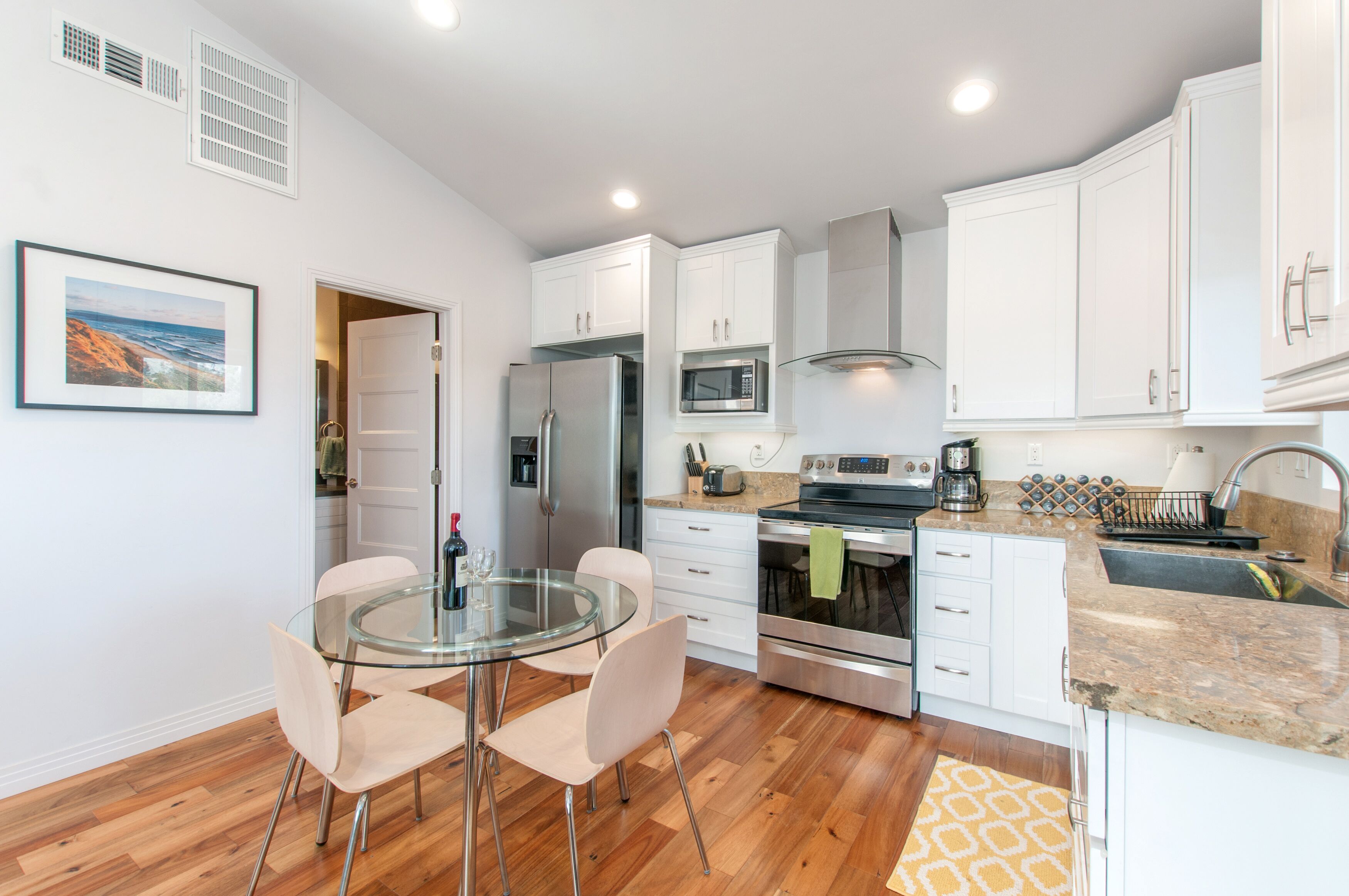 House on a Hill w/ Gorgeous Views! Comfy King Bed, Full Kitchen, Wifi