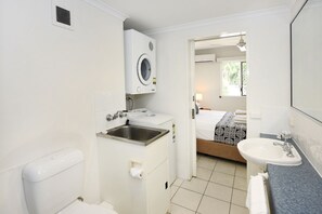 Douche, sèche-cheveux, serviettes fournies
