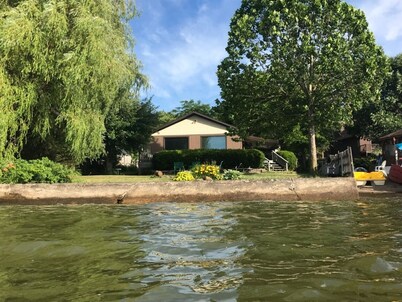 Waterfront Lake house (Sandy Pond, Lake Ontario)