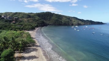 Plage, chaises longues, serviettes de plage