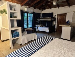 4 chambres, coffre-fort, fer et planche à repasser, lit de bébé portatif