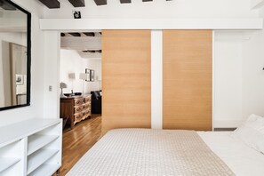1 chambre, fer et planche à repasser, accès au Wi-Fi (inclus)