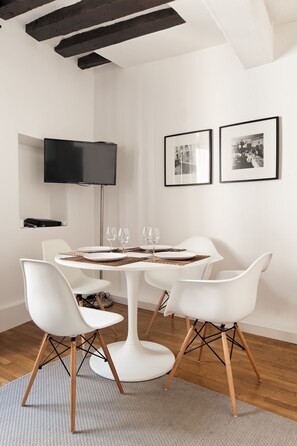 Dining - Beautiful 1bdr apartment,  6th arr. steps away from Notre Dame (Paris)