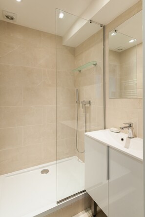 Hair dryer, towels, soap, shampoo - Beautiful 1bdr apartment,  6th arr. steps away from Notre Dame (Paris)