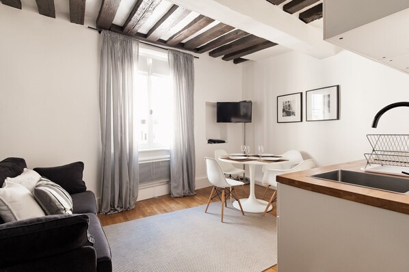 Interior - Beautiful 1bdr apartment,  6th arr. steps away from Notre Dame (Paris)