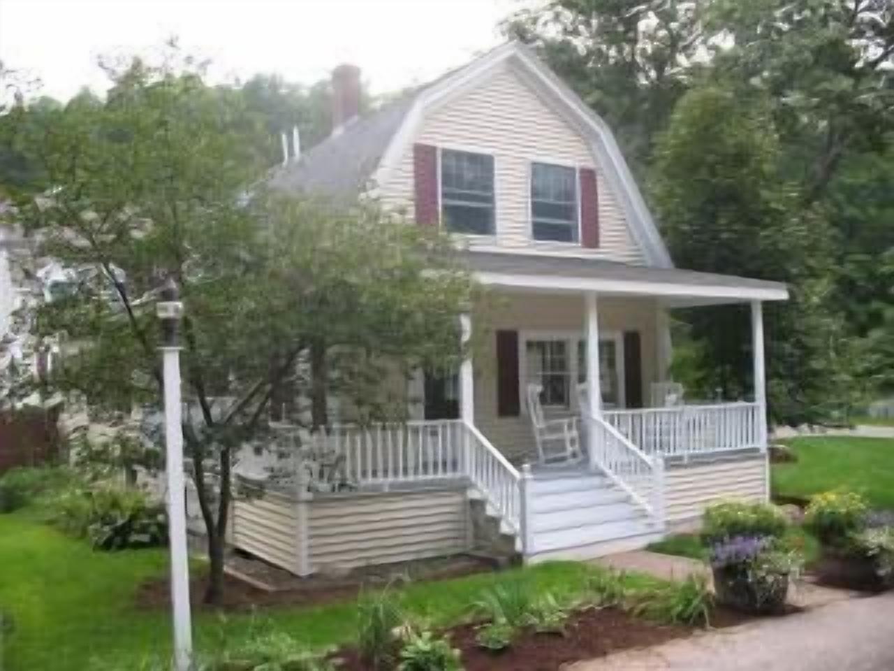Commodore's Cottage with Pool, walk to the beach, Perkins Cove and Marginal Way