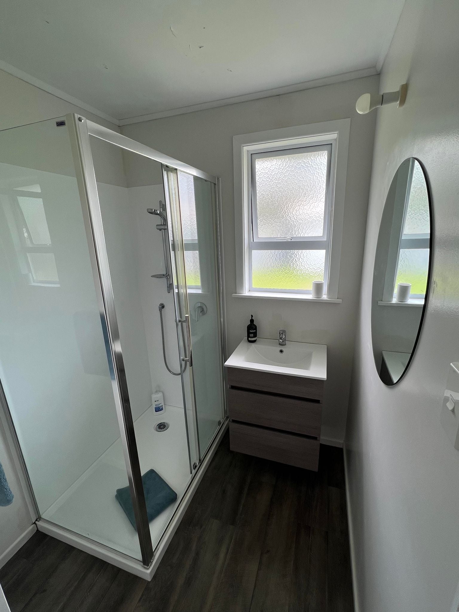 シャワー、ヘアドライヤー、タオル、石鹸