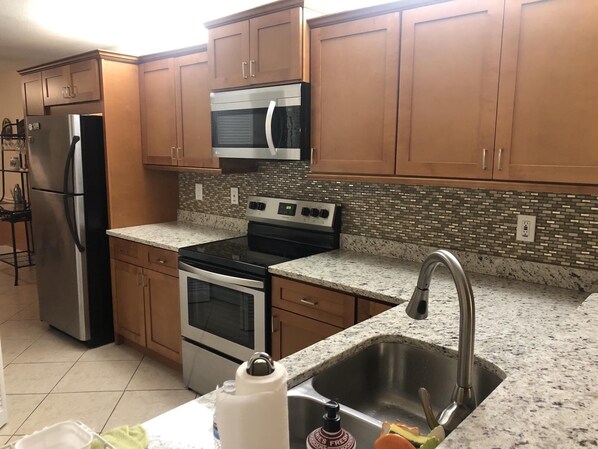 Refrigerador, microondas, horno y parrilla de estufa 