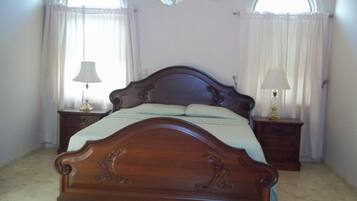 7 habitaciones, tabla de planchar con plancha, wifi y ropa de cama