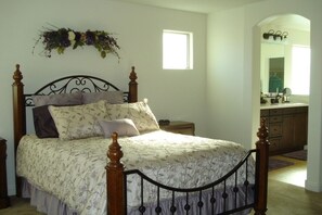 3 bedrooms, desk, iron/ironing board, free WiFi