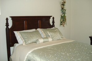3 bedrooms, desk, iron/ironing board, free WiFi