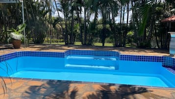 Utomhuspool och uppvärmd pool