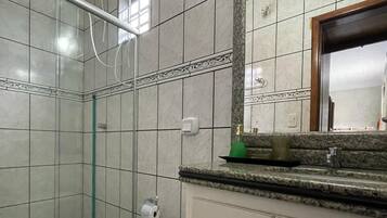 Ducha, toallas, jabón, papel higiénico