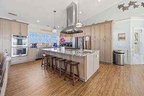 Full-size fridge, microwave, oven, stovetop