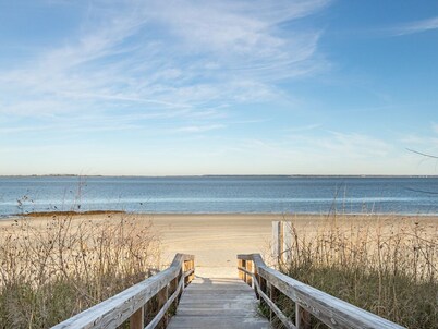 Oceanfront condo w. stunning views from the balcony + resort amenities.