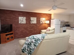 TV connectée, lecteur de DVD, livres