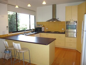 冰箱、微波炉、烤箱、炉灶