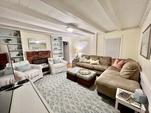 Smart TV, fireplace, DVD player, books - Gently Remodeled Antique Great for 2 or 3 Families - 7/10ths to Beach (West Harwich)