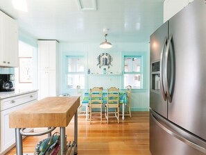 Fridge, microwave, oven, stovetop - Gently Remodeled Antique Great for 2 or 3 Families - 7/10ths to Beach (West Harwich)