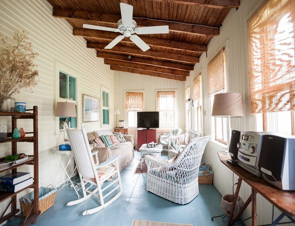 TV connectée, cheminée, lecteur de DVD, livres