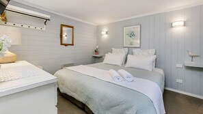 2 bedrooms, iron/ironing board, Internet, bed sheets