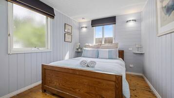 2 bedrooms, iron/ironing board, Internet, bed sheets