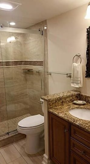 Secadora de cabello, toallas, jabón, papel de baño 
