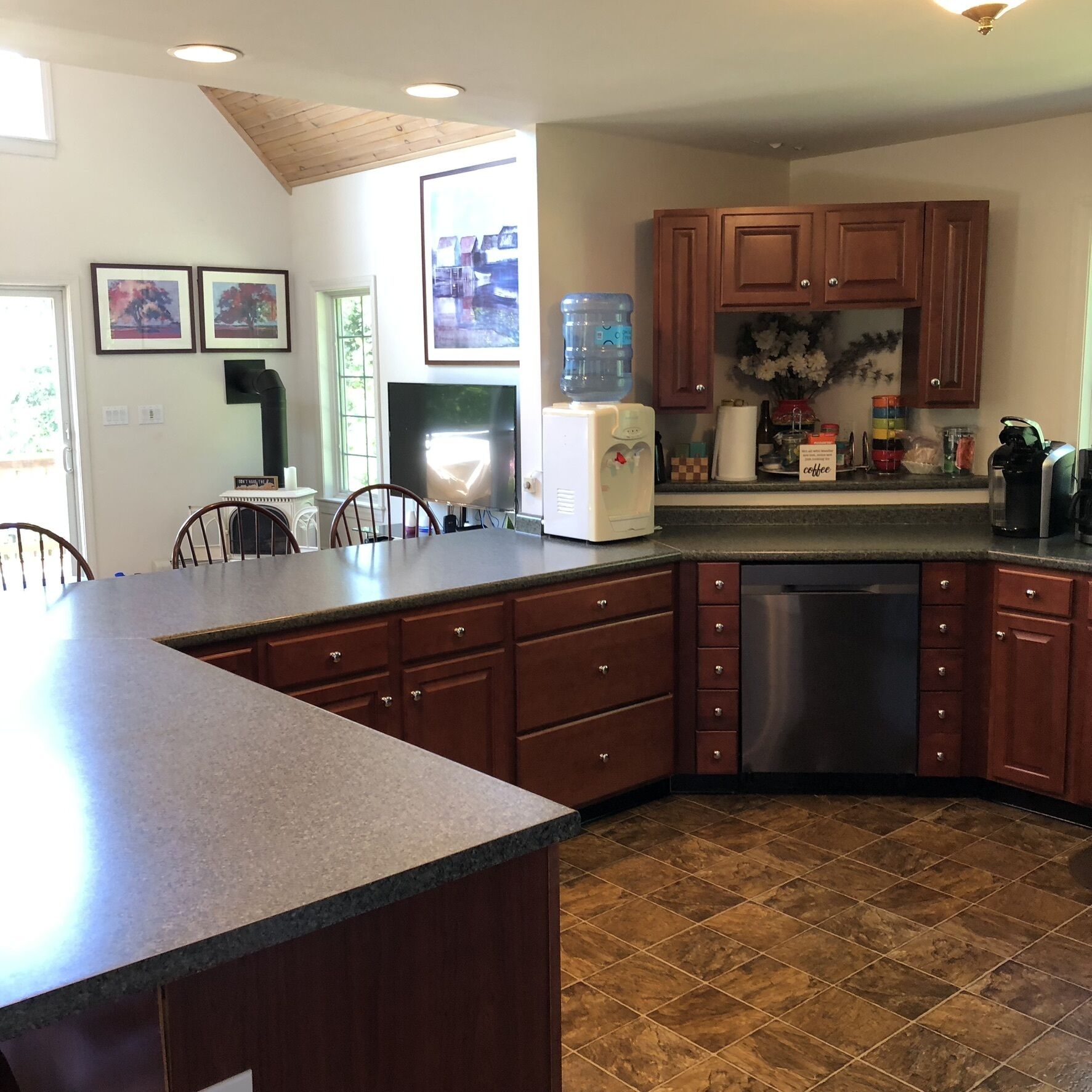 Available Christmas week! - getaway close to valley attractions and ski resorts.