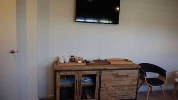 Televisión de pantalla plana, reproductor de DVD, videoteca