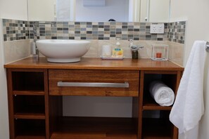 Shower, free toiletries, hair dryer, heated floors - The Tin Shed Binalong Bay, Bay of Fires, Tasmania. (Binalong Bay)