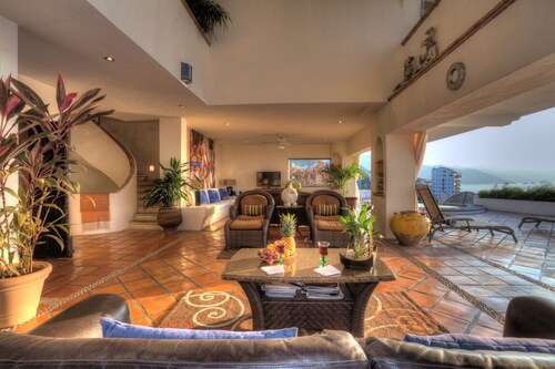 Breathtaking Ocean Views From Every Room - Full Staff