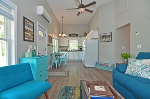 TV, fireplace, books, video library - Close to downtown Meredith & lake Winnipesaukee on 13 secluded acres, Mt. views (Meredith)