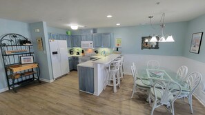 Dining - Pet-Friendly, Ocean View Retreat, Close To Beach & Pier (Tybee Island)
