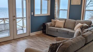 TV, fireplace, ping pong, books