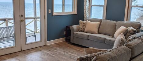 TV, fireplace, table tennis, books