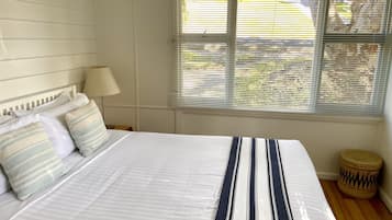 2 makuuhuonetta, silitysrauta/-lauta, vuodevaatteet