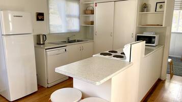 Jääkaappi, mikroaaltouuni, uuni, liesi