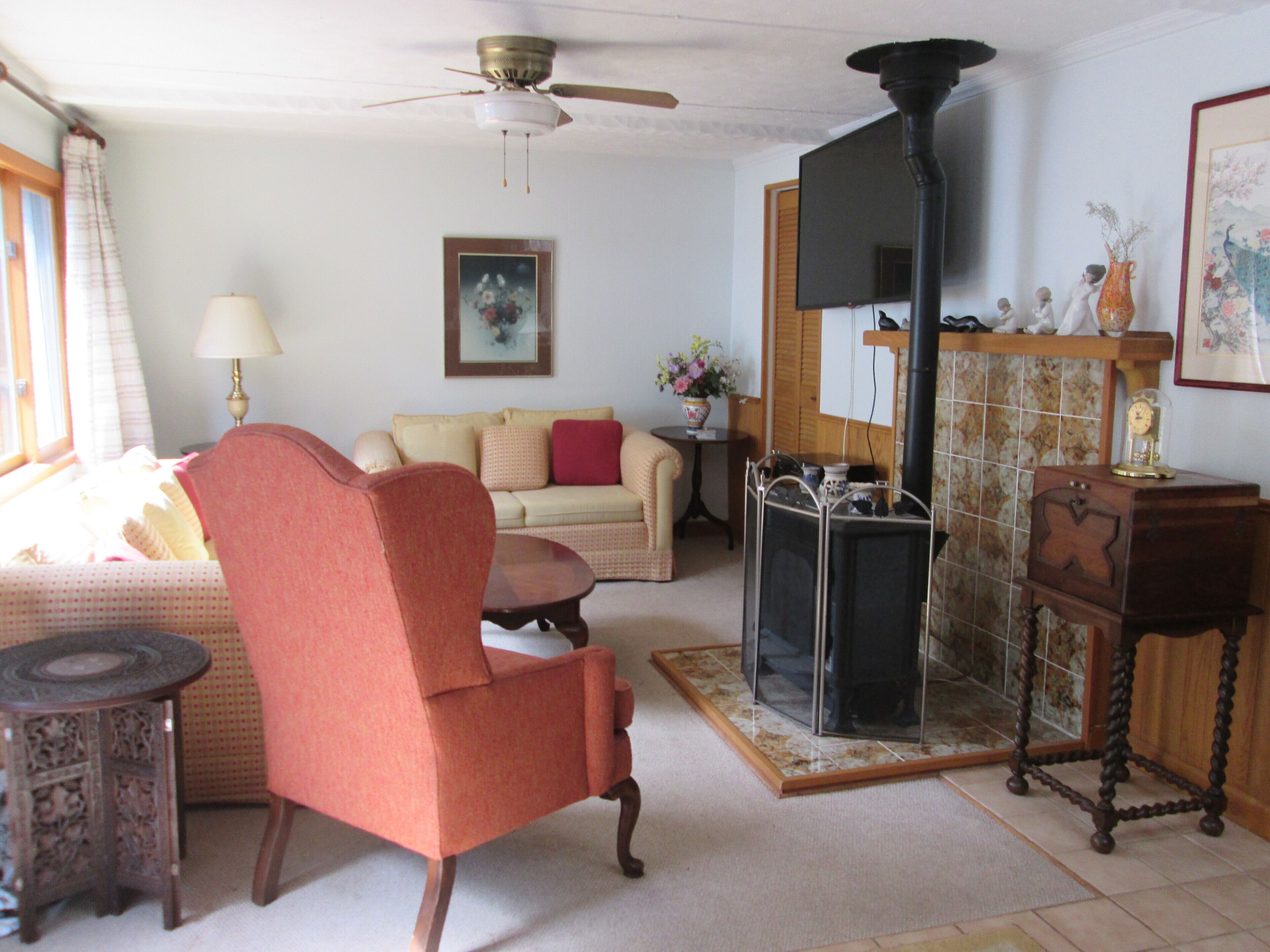 Very nice dog-friendly house right on Lake Champlain! Nature, fresh air, BBQ!