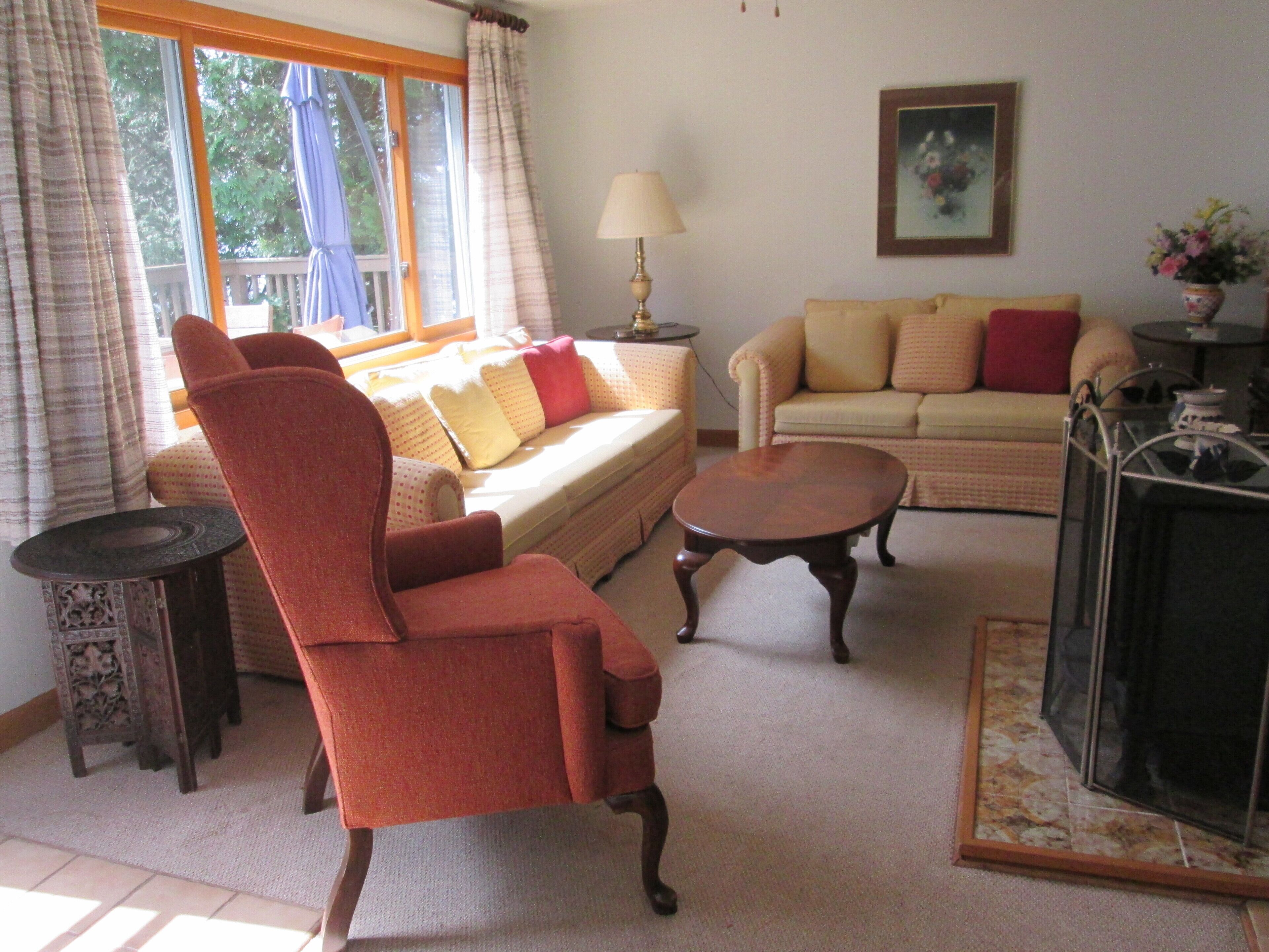 Very nice dog-friendly house right on Lake Champlain! Nature, fresh air, BBQ!