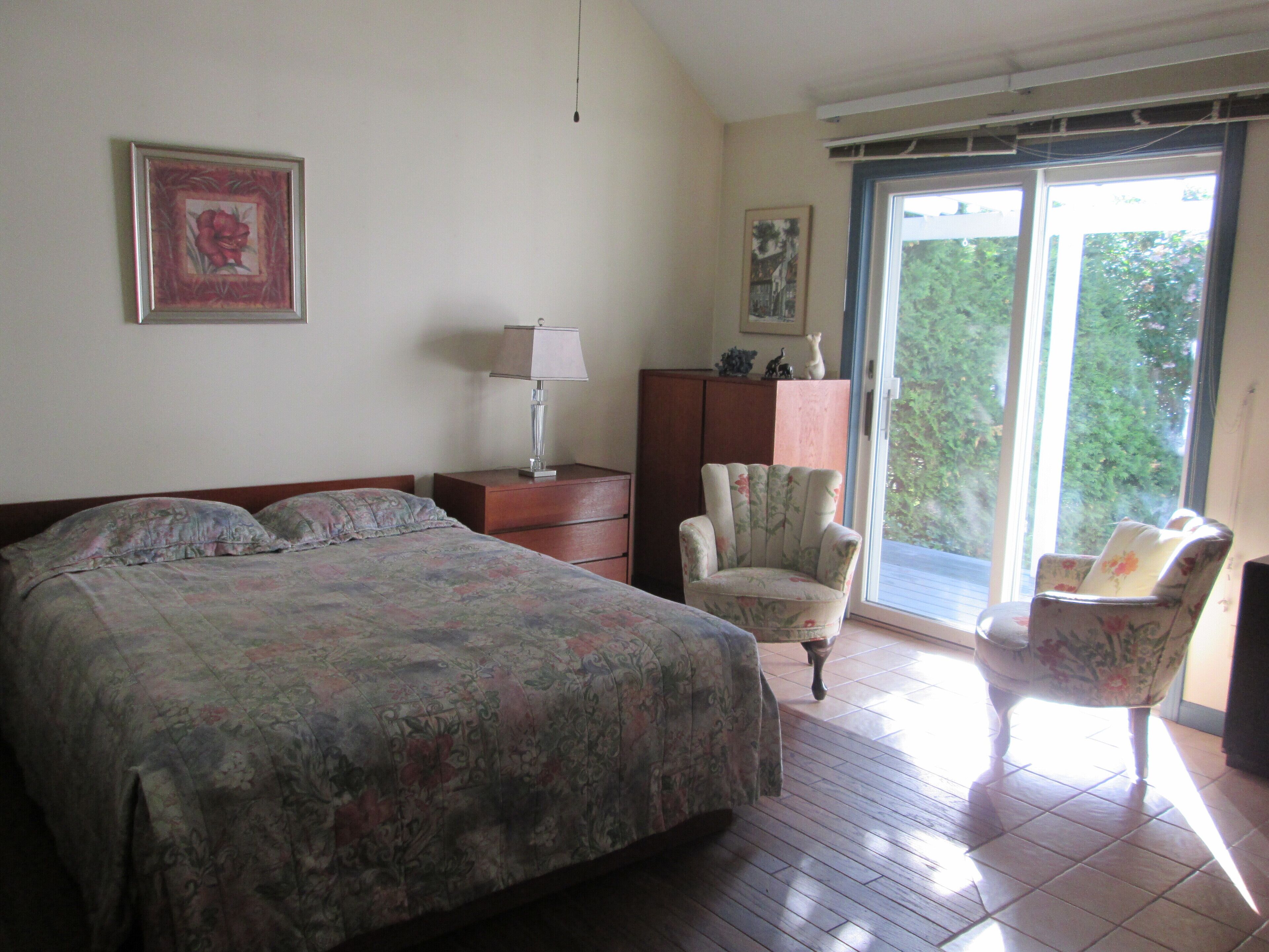 Very nice dog-friendly house right on Lake Champlain! Nature, fresh air, BBQ!