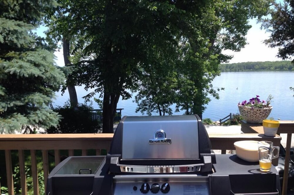 Very nice dog-friendly house right on Lake Champlain! Nature, fresh air, BBQ!