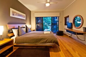 4 bedrooms, desk, iron/ironing board, WiFi