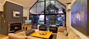 Whitehaven Stylish Group Retreat with Ocean Views