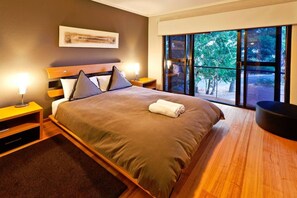 4 bedrooms, desk, iron/ironing board, WiFi