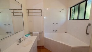 Gratis toiletartikelen, een haardroger, handdoeken