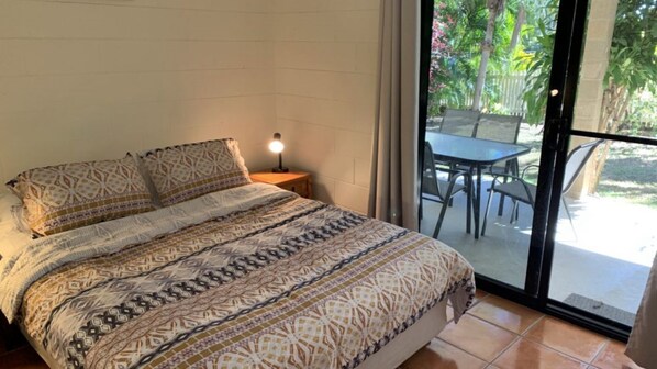 3 dormitorios, tabla de planchar con plancha, ropa de cama