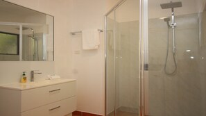 Artículos de higiene personal gratuitos, secador de pelo y toallas