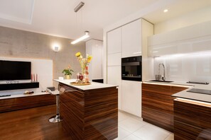 Fridge, oven, stovetop, dishwasher