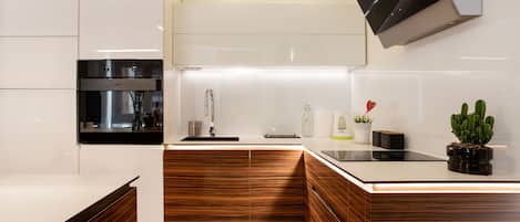 Kühlschrank, Ofen, Herdplatte, Geschirrspüler