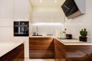 Kylskåp, ugn, spishäll och diskmaskin